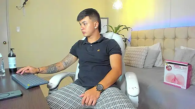 Snapshot of Cristopher_strong chatting on February 16, 2025, 2:31 am Cristopher strong online show from February 16, 2025, 2:31 am