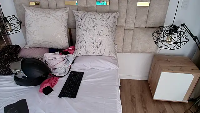 Snapshot of Lizz_Tender chatting on October 16, 2025, 12:50 pm Lizz Tender online show from October 16, 2025, 12:50 pm