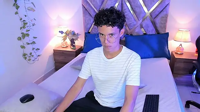 Snapshot of nickolas_moon chatting on October 15, 2025, 7:58 pm nickolas moon online show from October 15, 2025, 7:58 pm