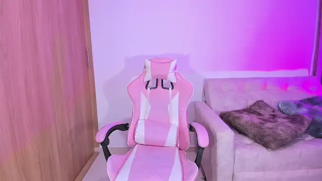 Snapshot of annika_taylor chatting on February 22, 2025, 12:05 am annika taylor online show from February 22, 2025, 12:05 am