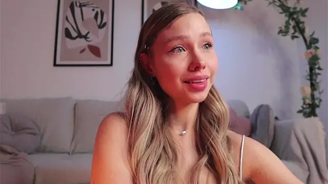 Snapshot of april_blush chatting on October 2, 2025, 3:52 pm april blush online show from October 2, 2025, 3:52 pm