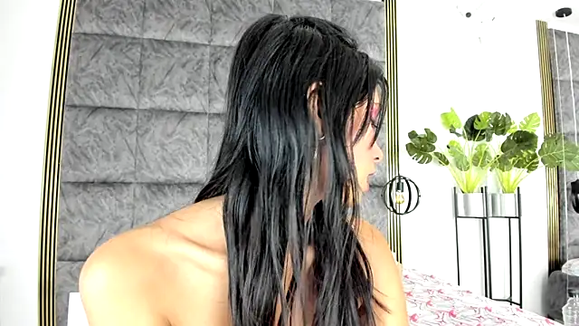 Snapshot of LaurenRodriiguez chatting on February 12, 2025, 12:33 pm LaurenRodriiguez online show from February 12, 2025, 12:33 pm