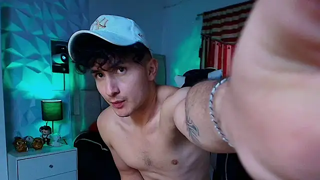 Snapshot of santyago_taylor chatting on February 5, 2025, 9:50 pm santyago taylor online show from February 5, 2025, 9:50 pm