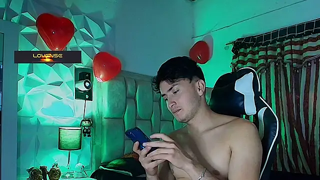 Snapshot of santyago_taylor chatting on February 26, 2025, 10:09 pm santyago taylor online show from February 26, 2025, 10:09 pm