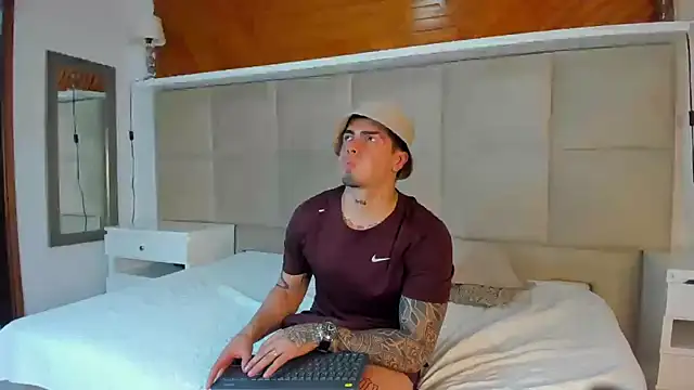 Snapshot of _mrcock chatting on December 17, 2024, 10:43 pm  mrcock online show from December 17, 2024, 10:43 pm