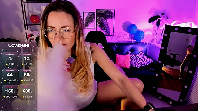 Snapshot of LadyIzabel chatting on December 14, 2024, 8:45 am LadyIzabel online show from December 14, 2024, 8:45 am