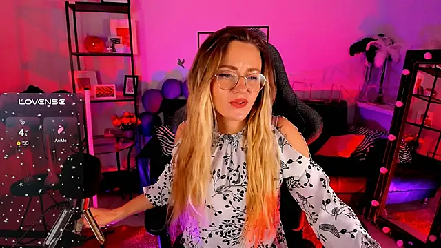 Snapshot of LadyIzabel chatting on January 8, 2025, 11:43 am LadyIzabel online show from January 8, 2025, 11:43 am