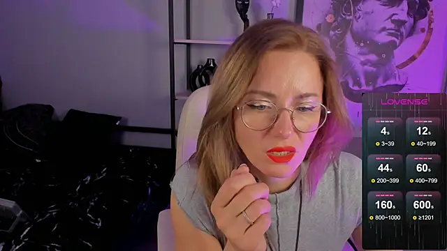 Snapshot of LadyIzabel chatting on October 28, 2025, 9:35 am LadyIzabel online show from October 28, 2025, 9:35 am