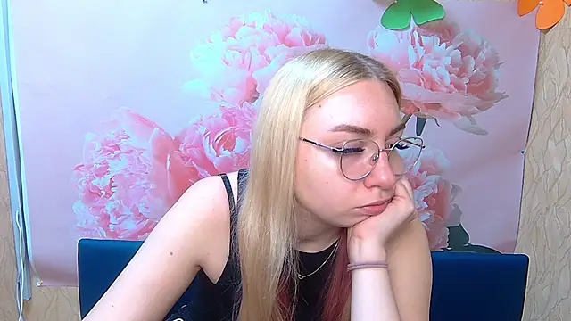 Snapshot of BeatriceFly chatting on September 27, 2025, 11:37 am BeatriceFly online show from September 27, 2025, 11:37 am