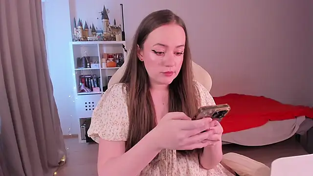 Snapshot of WalkingGirl chatting on October 18, 2025, 12:17 pm WalkingGirl online show from October 18, 2025, 12:17 pm