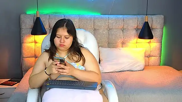 Snapshot of Laia_and_Aloby chatting on January 17, 2025, 3:32 pm Laia and Aloby online show from January 17, 2025, 3:32 pm