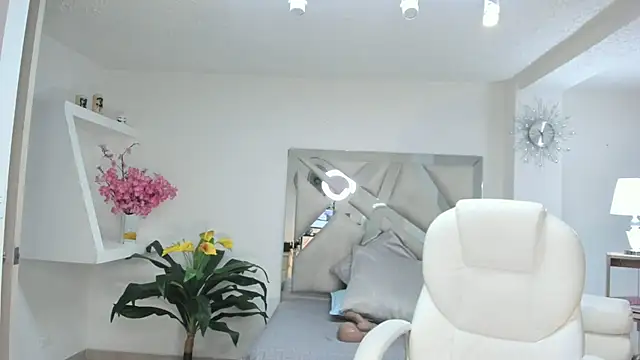 Snapshot of kendaall_jenner_ chatting on February 1, 2025, 10:37 am kendaall jenner  online show from February 1, 2025, 10:37 am