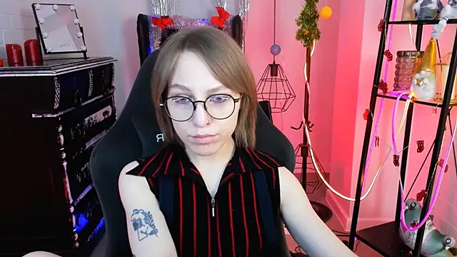 Snapshot of AphexQueen chatting on December 19, 2024, 1:07 pm AphexQueen online show from December 19, 2024, 1:07 pm