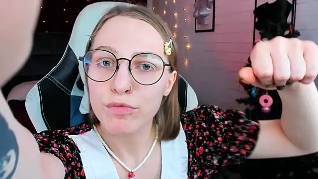 Snapshot of AphexQueen chatting on December 20, 2024, 4:14 pm AphexQueen online show from December 20, 2024, 4:14 pm