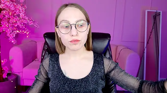 Snapshot of AphexQueen chatting on January 28, 2025, 4:19 pm AphexQueen online show from January 28, 2025, 4:19 pm