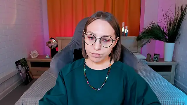 Snapshot of AphexQueen chatting on February 6, 2025, 1:21 pm AphexQueen online show from February 6, 2025, 1:21 pm