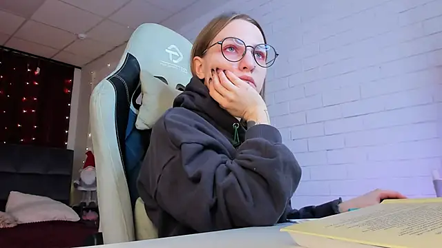 Snapshot of AphexQueen chatting on February 10, 2025, 8:42 pm AphexQueen online show from February 10, 2025, 8:42 pm