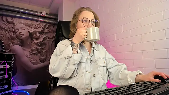 Snapshot of AphexQueen chatting on September 19, 2025, 9:22 am AphexQueen online show from September 19, 2025, 9:22 am