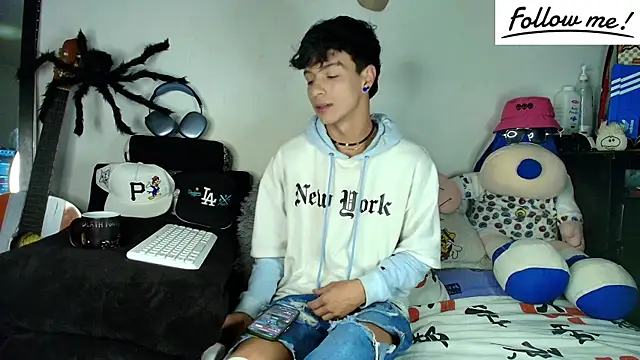 Snapshot of twink_sebas_ chatting on December 12, 2024, 5:10 am twink sebas  online show from December 12, 2024, 5:10 am