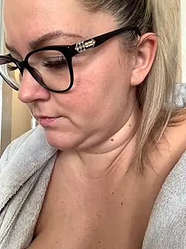 Snapshot of queenpeachi chatting on December 18, 2024, 9:14 am queenpeachi online show from December 18, 2024, 9:14 am