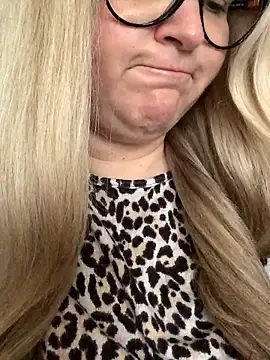 Snapshot of queenpeachi chatting on January 5, 2025, 12:31 pm queenpeachi online show from January 5, 2025, 12:31 pm