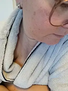 Snapshot of queenpeachi chatting on February 20, 2025, 5:23 am queenpeachi online show from February 20, 2025, 5:23 am