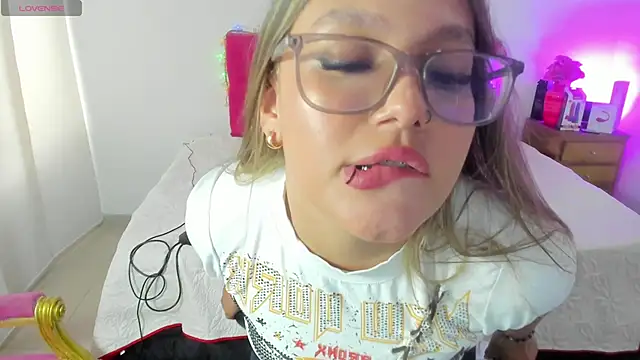 Snapshot of SofiaJoness_ chatting on March 11, 2025, 9:15 pm SofiaJoness online show from March 11, 2025, 9:15 pm