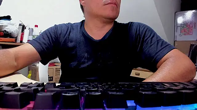 Snapshot of Jhonatan_Morales_S chatting on October 18, 2025, 4:15 am Jhonatan Morales S online show from October 18, 2025, 4:15 am