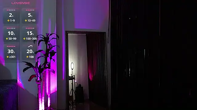 Snapshot of Charlee_pink chatting on December 15, 2024, 1:35 am Charlee pink online show from December 15, 2024, 1:35 am