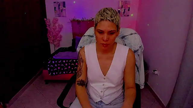 Snapshot of Charlee_pink chatting on October 7, 2025, 1:14 am Charlee pink online show from October 7, 2025, 1:14 am