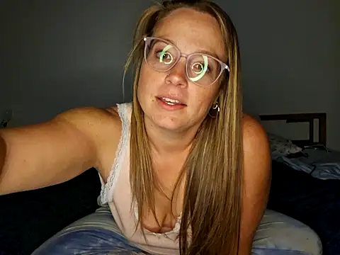 Snapshot of MrandMrsPooks chatting on September 27, 2025, 7:02 am MrandMrsPooks online show from September 27, 2025, 7:02 am