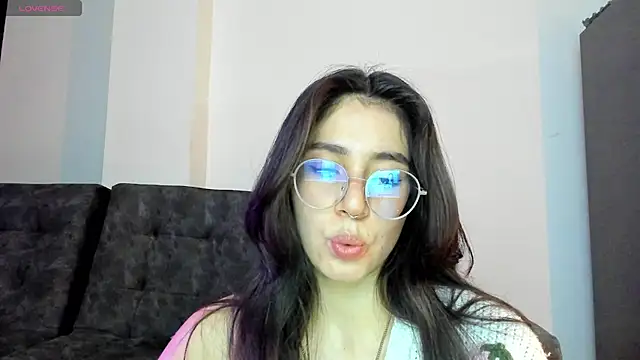 Snapshot of emmadiaz1 chatting on December 3, 2024, 1:30 am emmadiaz1 online show from December 3, 2024, 1:30 am