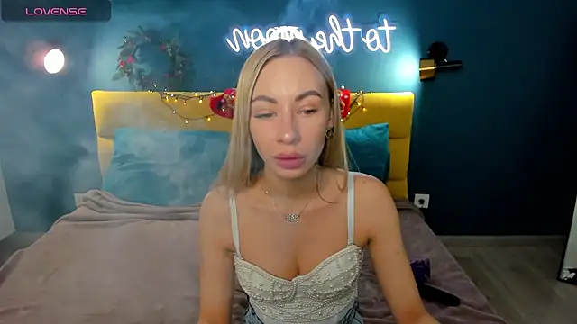 Snapshot of Diana_Garrett chatting on December 16, 2024, 9:03 am Diana Garrett online show from December 16, 2024, 9:03 am