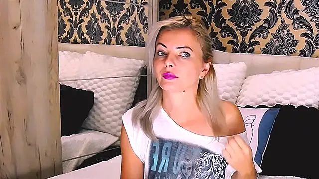 Snapshot of Aly_girl1 chatting on September 9, 2025, 6:24 am Aly girl1 online show from September 9, 2025, 6:24 am