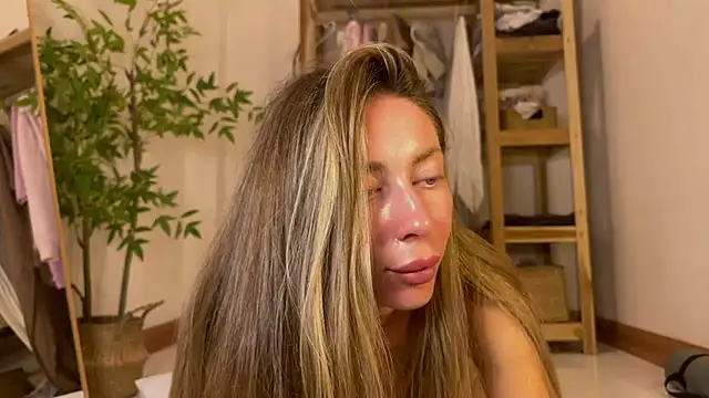 Snapshot of ___art chatting on October 28, 2025, 2:31 pm    art online show from October 28, 2025, 2:31 pm