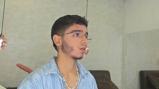Snapshot of Ian_Castillo_ chatting on February 10, 2025, 11:36 am Ian Castillo online show from February 10, 2025, 11:36 am