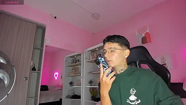 Snapshot of Ian_Castillo_ chatting on September 25, 2025, 11:14 am Ian Castillo online show from September 25, 2025, 11:14 am