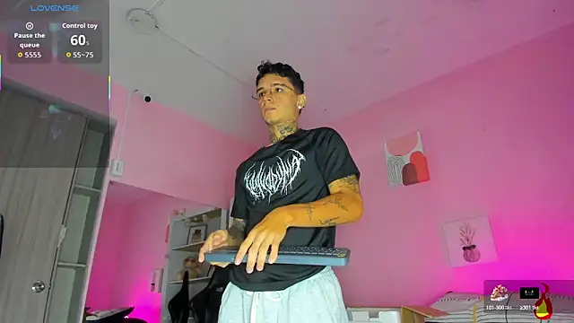 Snapshot of Ian_Castillo_ chatting on October 22, 2025, 11:10 am Ian Castillo online show from October 22, 2025, 11:10 am