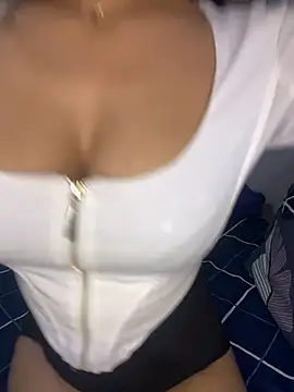 Snapshot of _riyaahahaha_ chatting on December 7, 2024, 2:46 pm  riyaahahaha  online show from December 7, 2024, 2:46 pm