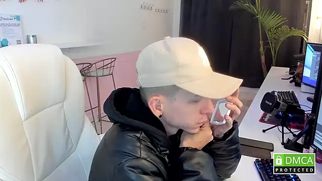 smallgiant27 online show from October 8, 2025, 1:14 am