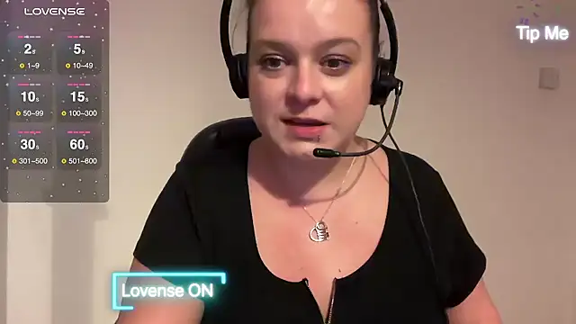 Snapshot of NaughtyWifeUK chatting on December 2, 2024, 4:09 pm NaughtyWifeUK online show from December 2, 2024, 4:09 pm