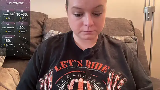 Snapshot of NaughtyWifeUK chatting on October 9, 2025, 8:56 am NaughtyWifeUK online show from October 9, 2025, 8:56 am