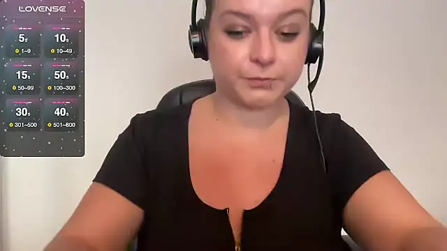 Snapshot of NaughtyWifeUK chatting on October 18, 2025, 2:18 pm NaughtyWifeUK online show from October 18, 2025, 2:18 pm