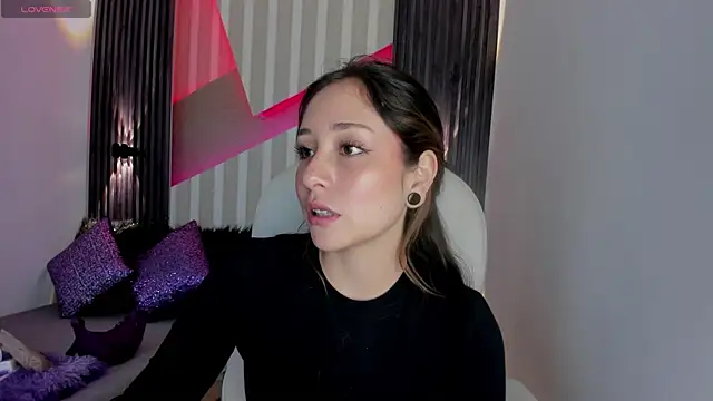 Snapshot of emily_layton chatting on March 4, 2025, 2:21 pm emily layton online show from March 4, 2025, 2:21 pm