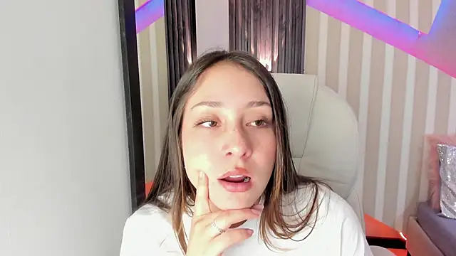 Snapshot of emily_layton chatting on September 10, 2025, 2:06 pm emily layton online show from September 10, 2025, 2:06 pm
