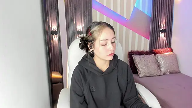Snapshot of emily_layton chatting on October 2, 2025, 2:35 pm emily layton online show from October 2, 2025, 2:35 pm