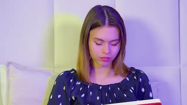 Snapshot of PollyLanders chatting on March 17, 2025, 6:32 pm PollyLanders online show from March 17, 2025, 6:32 pm