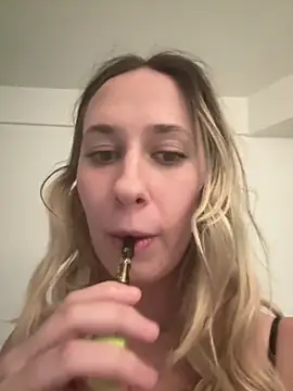 Snapshot of M1ssyk1ssy chatting on December 19, 2024, 10:32 pm M1ssyk1ssy online show from December 19, 2024, 10:32 pm