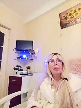 SusieNoreen online show from October 24, 2025, 12:56 pm
