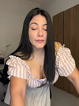 Snapshot of Abril10_ chatting on March 10, 2025, 2:37 pm Abril10 online show from March 10, 2025, 2:37 pm